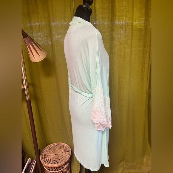 Wendy Glez Robe - Picture 3 of 8